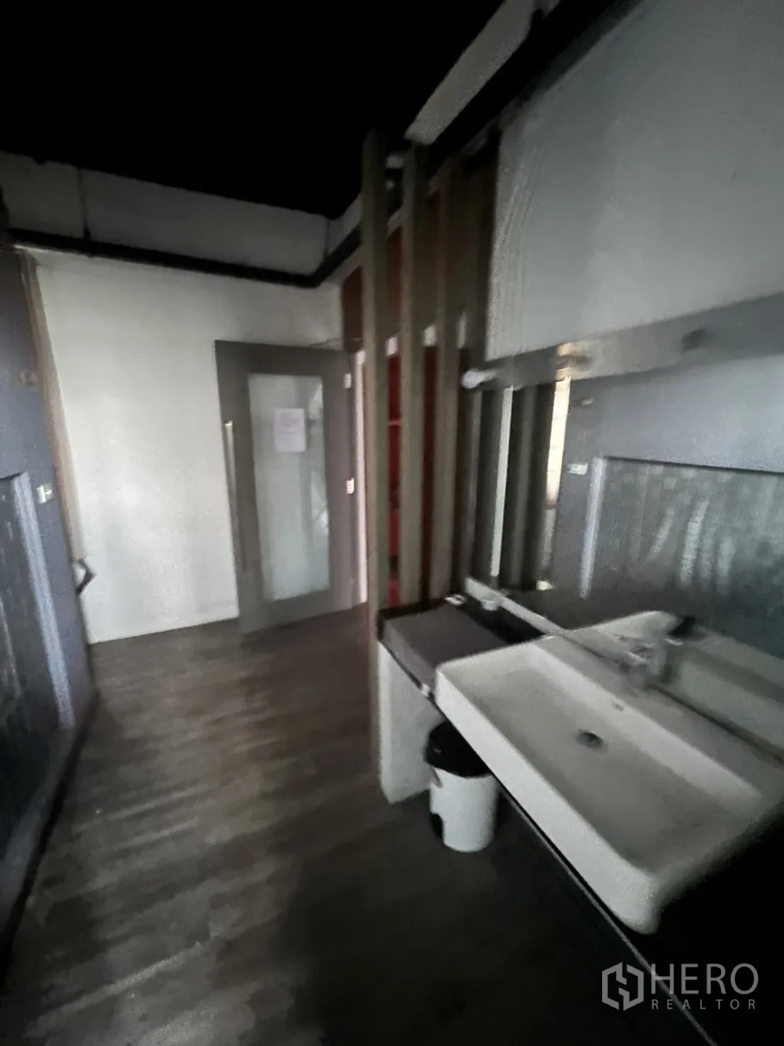 พื้นที่ขายปลีก ให้เช่าในWatthana, Bangkok - โถงทางเดินห้องน้ำพร้อมอ่างล้างหน้าแบบโมเดิร์นและฉากกั้นภายในพื้นที่ค้าปลีก