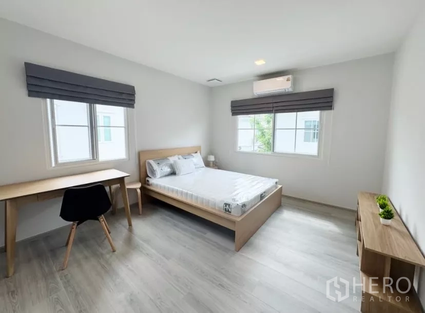 บ้าน ให้เช่าในBang Phli, Samut Prakan - ห้องนอนที่สามมีหน้าต่างสองบาน โต๊ะทำงาน และแอร์