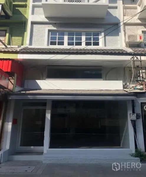 零售空间 出租在Watthana, Bangkok - 曼谷瓦他那区临街商铺外立面，宽幅玻璃橱窗。