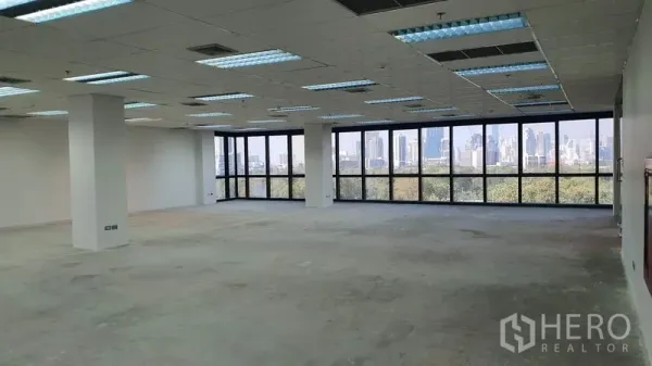 สำนักงาน ให้เช่าในWatthana, Bangkok - ชั้นออฟฟิศกว้าง เพดานพร้อมไฟ มองเห็นวิวสวนและเมืองแบบพาโนรามา