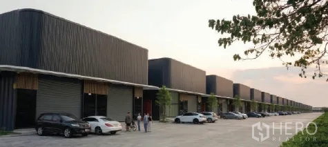 仓库 for rent in Bueng Kum, Bangkok - 成排现代仓库单元，门前有停车位与宽阔车道。