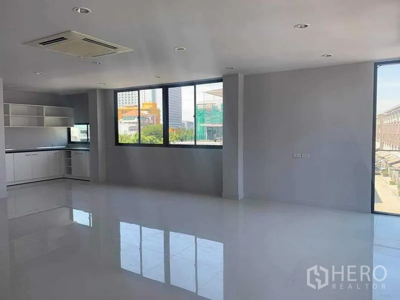 Townhouse for rent or sale in Yan Nawa, Bangkok - Spacious open-plan upper floor with pantry and wide city-view windows.