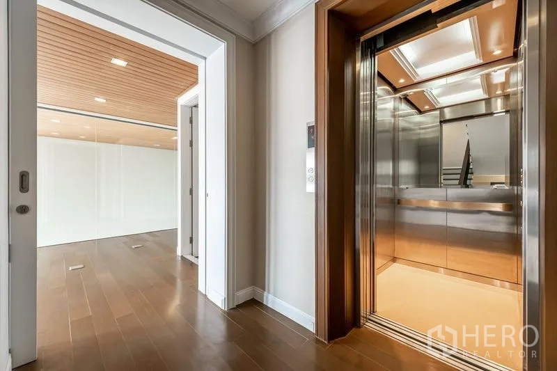 ทาวน์เฮาส์ ให้เช่าในKhlong Toei, Bangkok - ลิฟต์ส่วนตัวของบ้าน ข้างพื้นที่พื้นไม้และฝ้าไม้