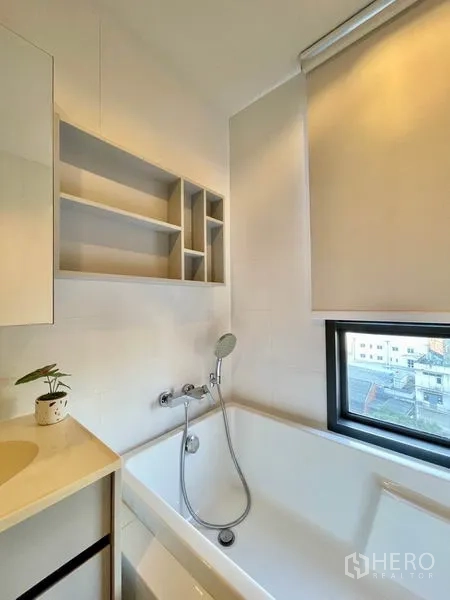 คอนโด ให้เช่าหรือขายในWatthana, Bangkok - ห้องน้ำพร้อมอ่างอาบน้ำ หน้าต่าง และชั้นวางของแบบเปิด