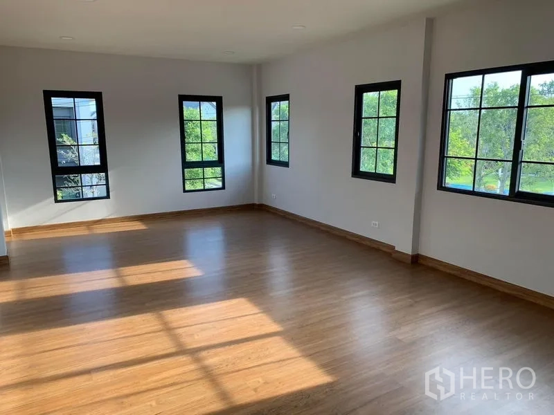 บ้าน ให้เช่าหรือขายในBang Phli, Samut Prakan - ห้องมุมขนาดใหญ่ พื้นไม้ หน้าต่างรอบด้านรับวิวต้นไม้