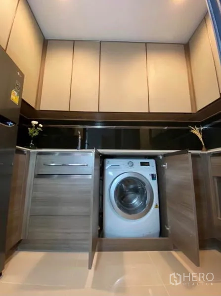 公寓 出租或出售在Phaya Thai, Bangkok - 厨房下柜内置前开式洗衣机。