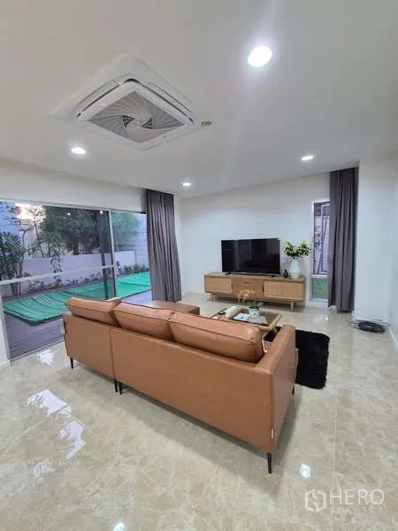 独立式住宅 出租在Bang Kruai, Nonthaburi - 起居区面向电视柜，宽窗与大理石地面。