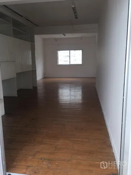 อาคารพาณิชย์ ให้เช่าในKhlong Toei, Bangkok - ชั้นอาคารพาณิชย์ลึกมีชั้นบิวท์อินสีขาวและหน้าต่างหลังห้องรับแสงธรรมชาติ