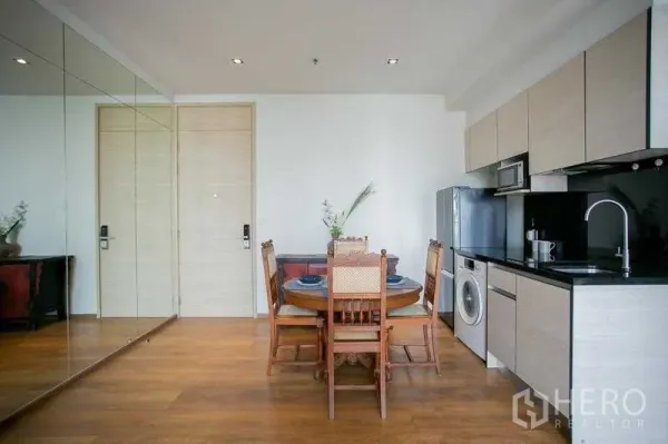 คอนโด ขายในKhlong Toei, Bangkok - ผนังกระจกเงาสะท้อนโต๊ะทานอาหารและประตูทางเข้าในคอนโดสว่าง