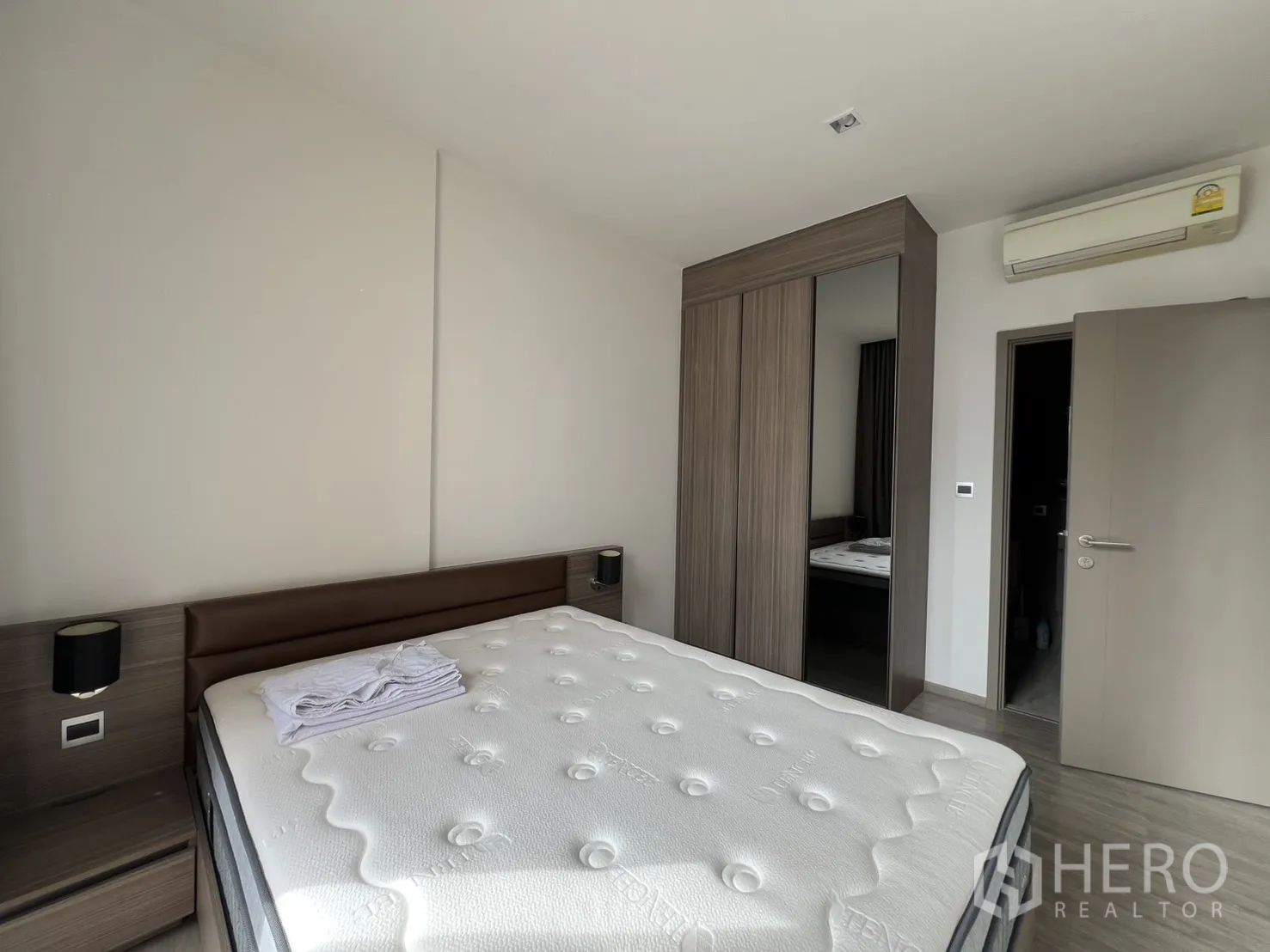 公寓 for rent in Watthana, Bangkok - 卧室一侧可见带镜门的衣柜与壁挂空调。