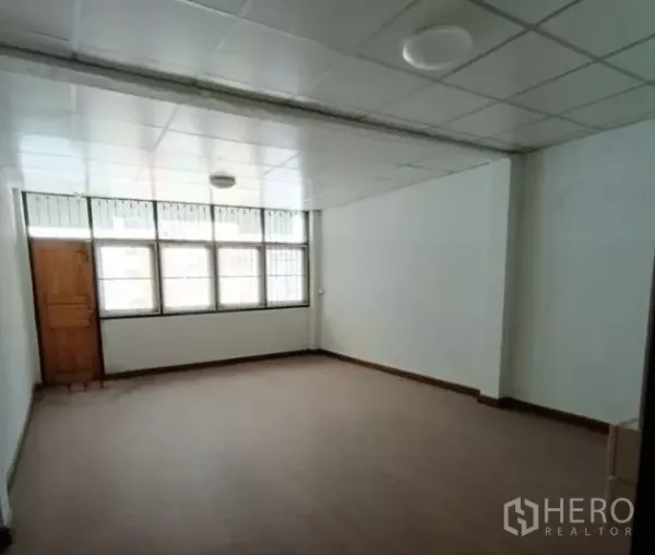 店屋 出租在Bang Rak, Bangkok - 采光良好的房间，整齐吊顶与木纹地面。