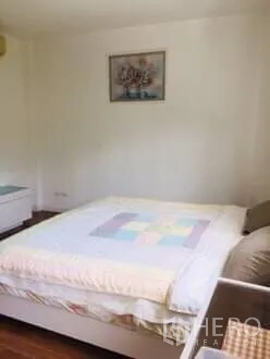 ทาวน์เฮาส์ ให้เช่าในBang Kapi, Bangkok - ห้องนอนอบอุ่น เตียงคู่ พื้นไม้ และแสงไฟนุ่มนวล