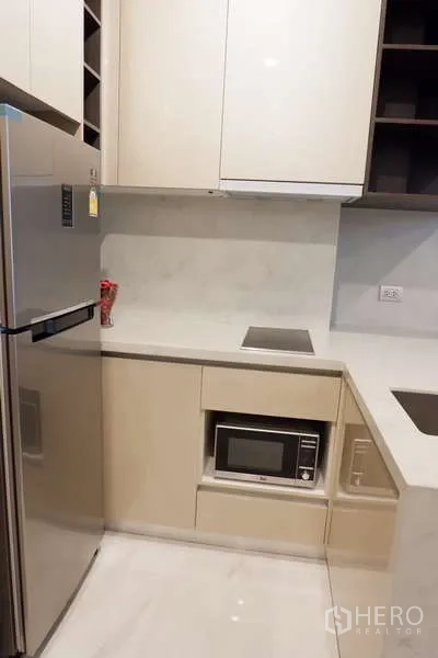 คอนโด ให้เช่า - ครัวมุมพร้อมตู้เย็น อ่างล้างจาน ไมโครเวฟ และตู้เก็บของ