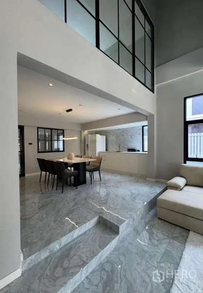 联排别墅 出租或出售在Prawet, Bangkok - 开放式客餐厅，大理石地面与台阶