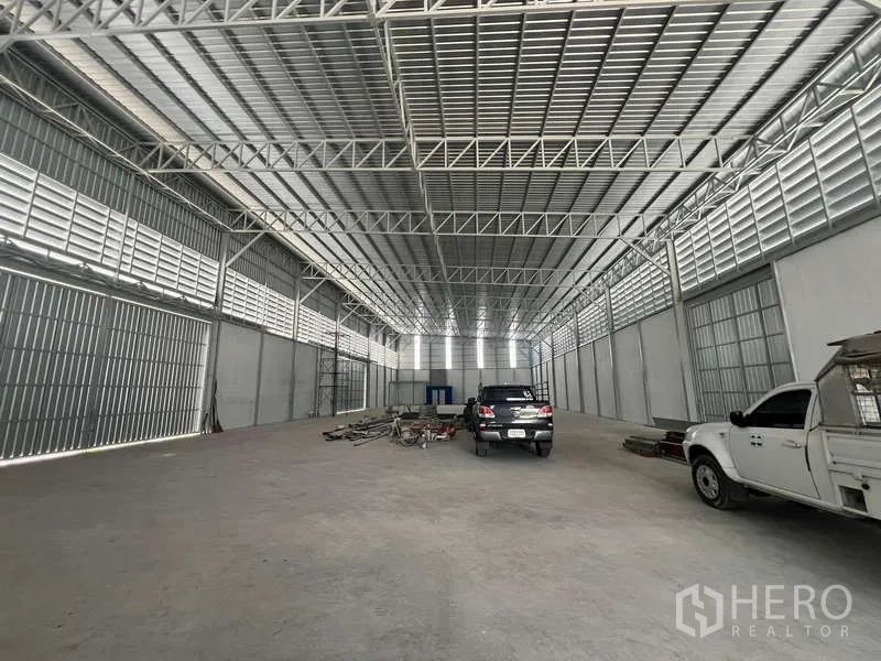 货栈 出租在Prawet, Bangkok - 开放式仓库区，钢结构、百叶窗带通风，混凝土地面可停靠车辆。