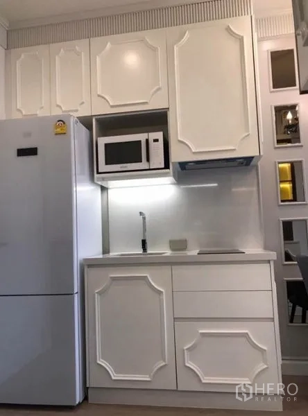 คอนโด ให้เช่าในWatthana, Bangkok - แพนทรี่สีขาวพร้อมตู้เย็น ไมโครเวฟ และเตาไฟฟ้า