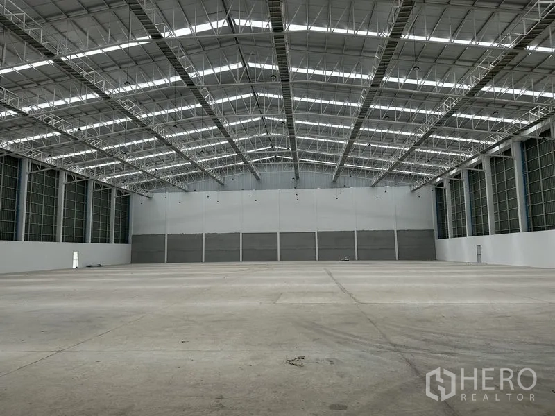 โรงงาน ให้เช่าในPathum Thani - ภายในโกดังโล่ง แสดงผนังสูงและช่วงเสากว้าง