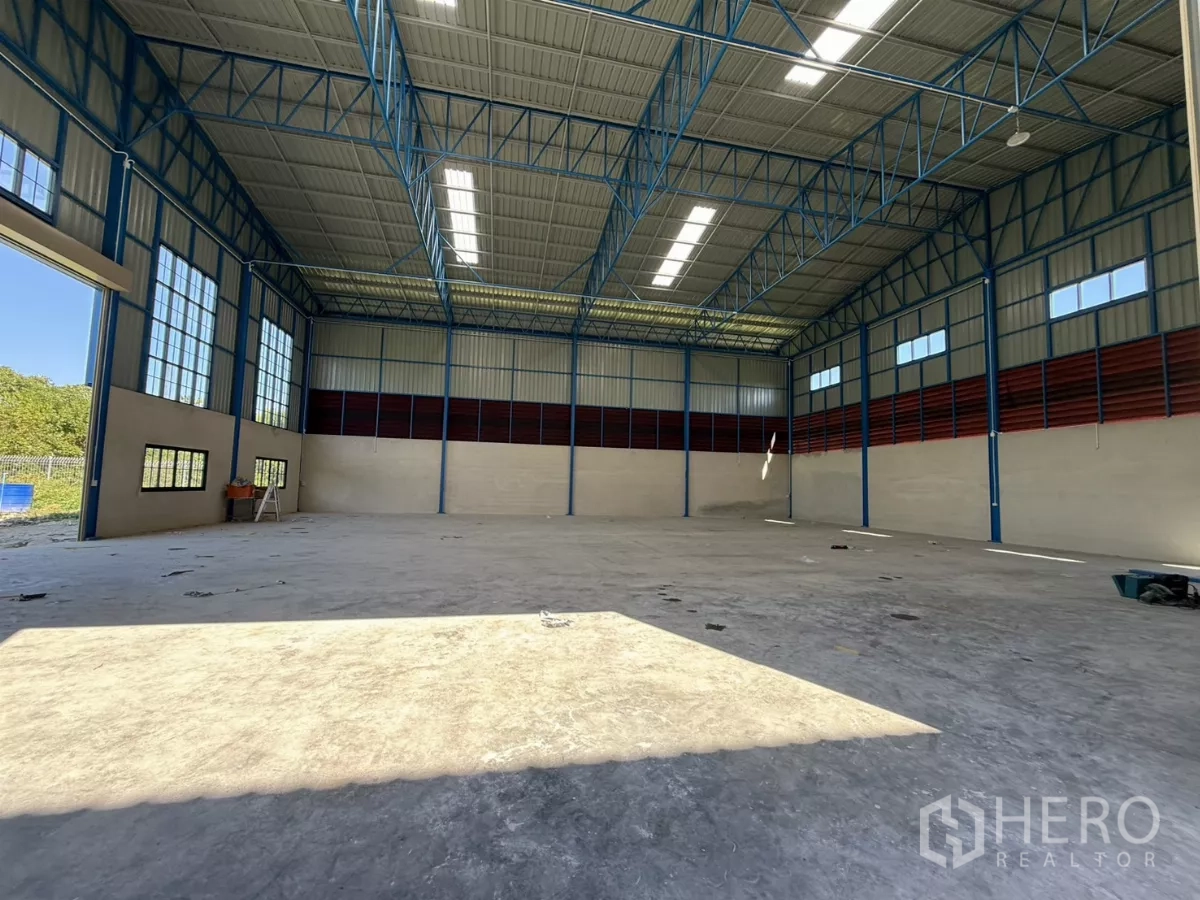 คลังสินค้า ให้เช่าในLam Luk Ka, Pathum Thani - มุมมองภายในกว้าง ตรงทางเข้าขนถ่ายสินค้า ผนังระแนงแดง พื้นคอนกรีต