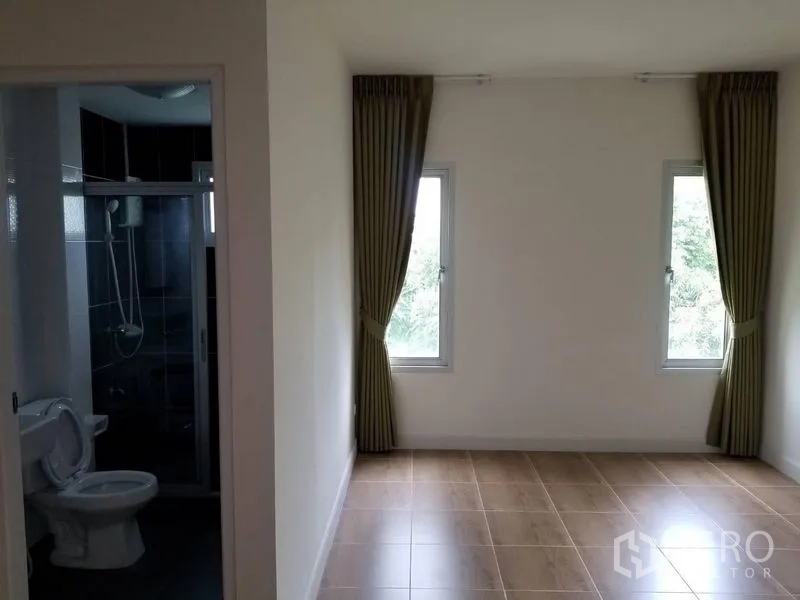 联排别墅 出租在Bang Kapi, Bangkok - 卧室带套内卫浴，双窗与窗帘