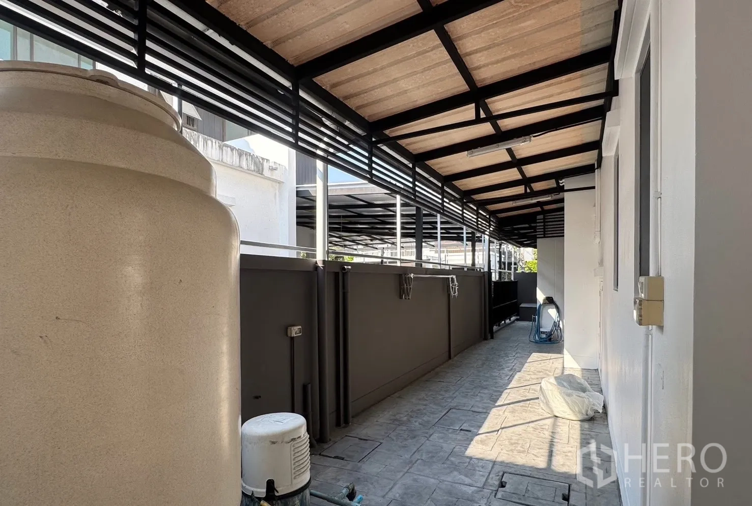 บ้าน for rent in Bang Phli, Samut Prakan - ลานข้างบ้านแบบมีหลังคา พื้นที่ซักล้างพร้อมแทงก์น้ำและปั๊ม