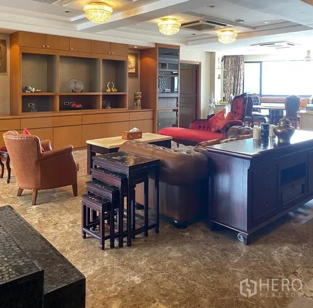 คอนโด ให้เช่าในKhlong Toei, Bangkok - ห้องนั่งเล่นกว้าง พื้นหินอ่อน ตู้ไม้บิลท์อิน และเฟอร์นิเจอร์สไตล์คลาสสิก