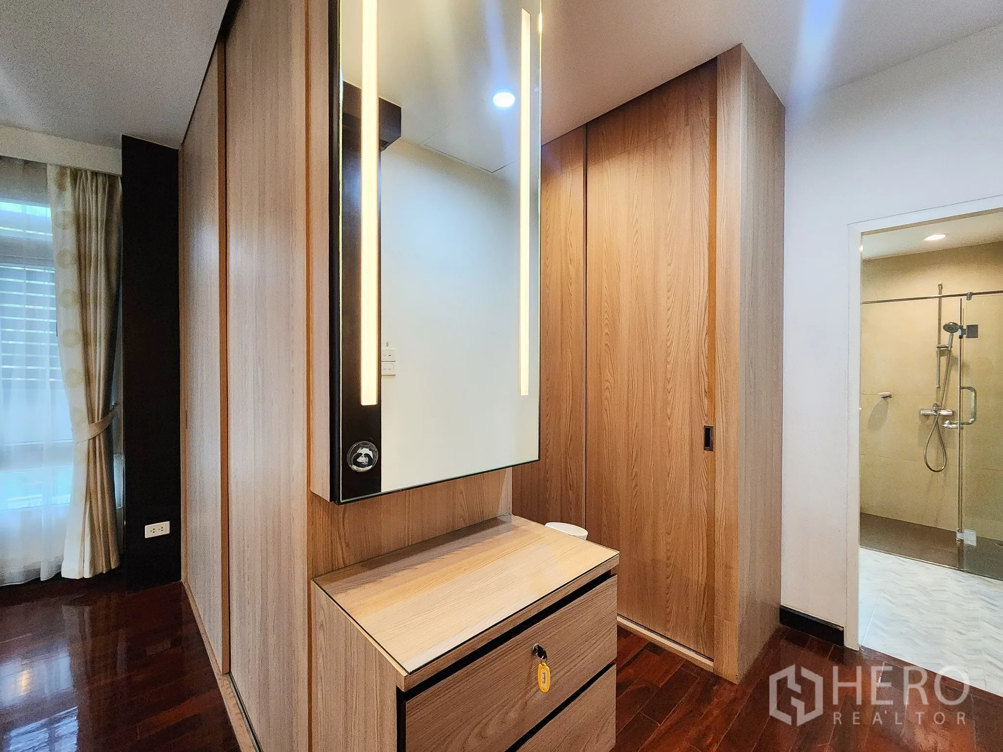 独立式住宅 出租在Bang Kapi, Bangkok - 更衣区带梳妆台，通往套内卫生间。