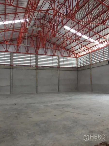 货栈 出租在Khlong Sam Wa, Bangkok - 开阔仓储区，挑高天花、天光与通风百叶墙