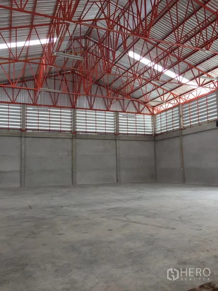 货栈 出租在Khlong Sam Wa, Bangkok - 开阔仓储区，挑高天花、天光与通风百叶墙