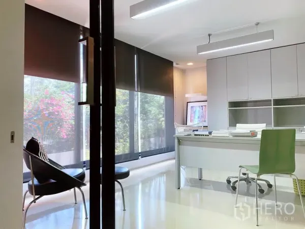 办公空间 出租在Phaya Thai, Bangkok - 私密办公室，大窗配遮光卷帘，极简书桌与线性灯。