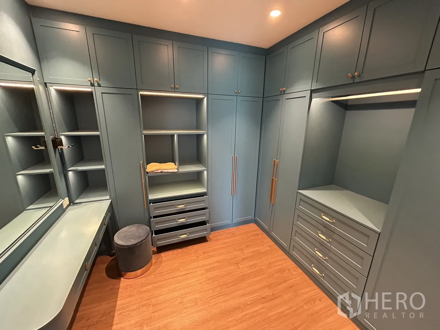 Detached House for rent in Bang Phli, Samut Prakan - Spacious walk-in closet with full-height cabinetry and dressing table.