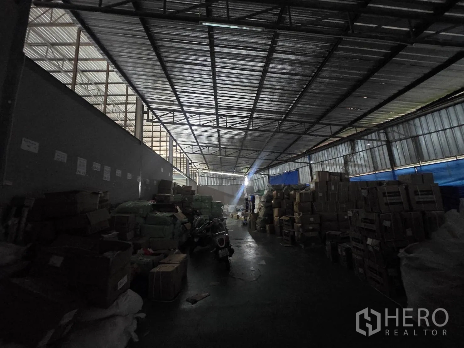 โรงงาน for rent or sale in Mueang Samut Sakhon, Samut Sakhon - โซนเก็บสินค้าภายในโกดัง มีลังสินค้าเรียงซ้อน ใต้หลังคาเมทัลชีท