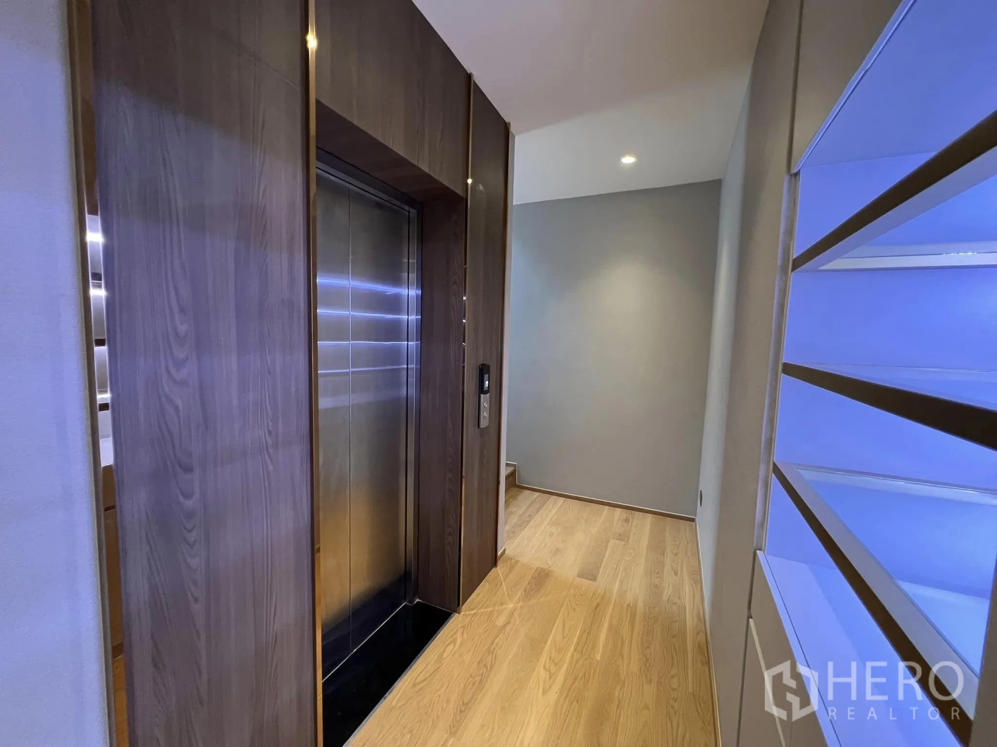 บ้าน ให้เช่าหรือขายในYan Nawa, Bangkok - ลิฟต์ภายในบ้านข้างชั้นวางโชว์บิวท์อิน