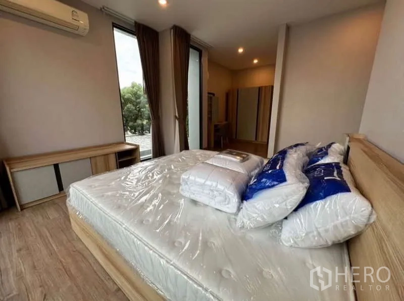 联排别墅 出租在Lat Phrao, Bangkok - 转角卧室，新床垫，宽窗可观绿景。