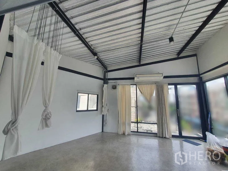 零售空间 出租在Sathon, Bangkok - 明亮的开放式商铺，金属挑高天花与外露梁，空调与带窗帘的推拉落地门。