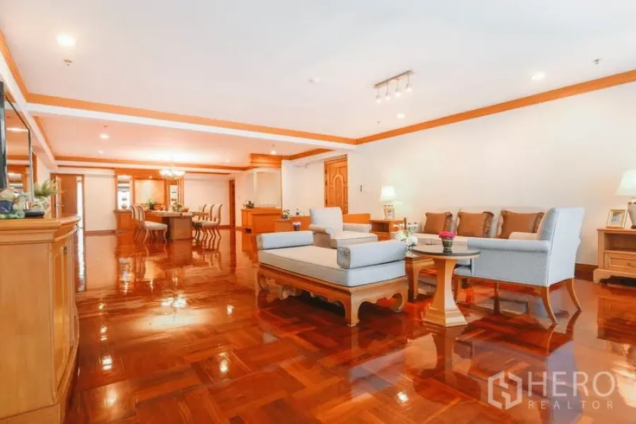 อพาร์ทเมนท์ ให้เช่าในWatthana, Bangkok - โถงรับแขก-รับประทานอาหารแบบโอเพ่นสเปซ ชุดโซฟา พื้นปาร์เกต์ และไฟฝ้าเพดาน