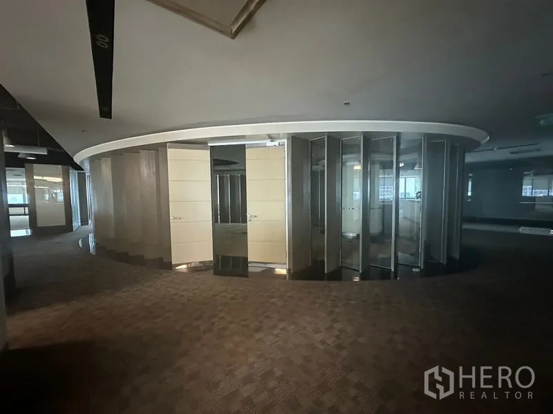 สำนักงาน ให้เช่าในKhlong Toei, Bangkok - แกนกลางอาคารทรงกลม ประตูกั้นเป็นช่วง พร้อมผนังโค้ง