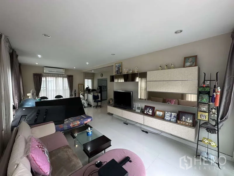 บ้าน ขายในSai Mai, Bangkok - โถงรับแขกสว่างพร้อมชั้นวาง ตู้ทีวี และที่นั่ง