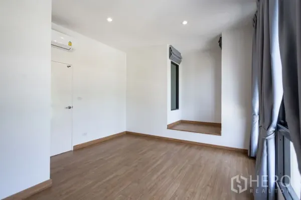 ทาวน์เฮาส์ ให้เช่าในBang Phli, Samut Prakan - ห้องนอนพร้อมเครื่องปรับอากาศ หน้าต่างใหญ่และช่องนั่งริมหน้าต่าง