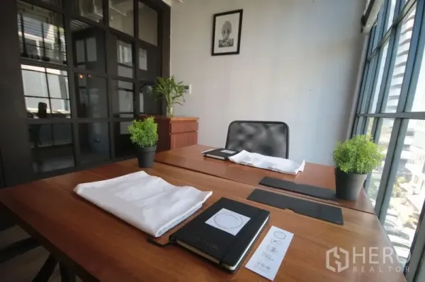 สำนักงาน ให้เช่าในKhlong Toei, Bangkok - โต๊ะทำงานริมหน้าต่างกระจกเต็มบาน แสงธรรมชาติ พร้อมกระถางต้นไม้และวิวเมือง