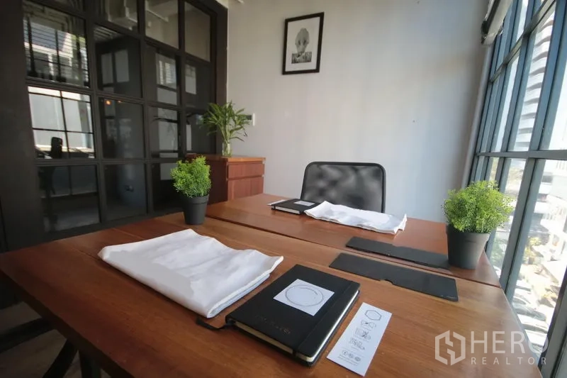 สำนักงาน ให้เช่าในKhlong Toei, Bangkok - โต๊ะทำงานริมหน้าต่างกระจกเต็มบาน แสงธรรมชาติ พร้อมกระถางต้นไม้และวิวเมือง