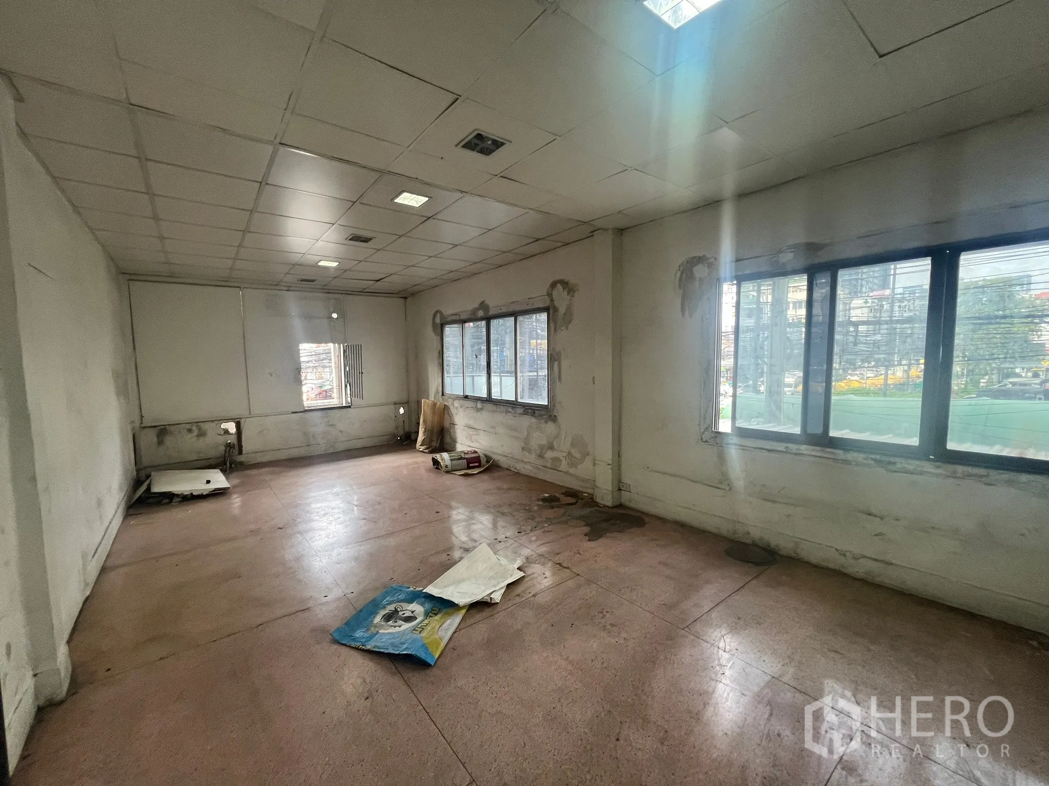 店屋 出租在Watthana, Bangkok - 转角大房间，多扇临街窗户采光充足。