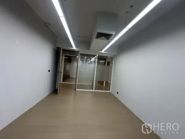 สำนักงาน ให้เช่าในWatthana, Bangkok - ห้องทำงานปิดทึบ ไฟเส้นยาว ประตูบานกระจก พื้นลายไม้