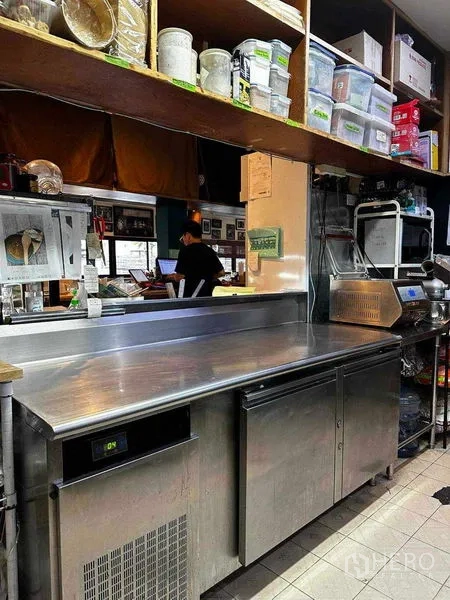 พื้นที่ขายปลีก ให้เช่าในWatthana, Bangkok - เคาน์เตอร์เตรียมอาหารสแตนเลสพร้อมตู้แช่ใต้เคาน์เตอร์และชั้นเก็บของ