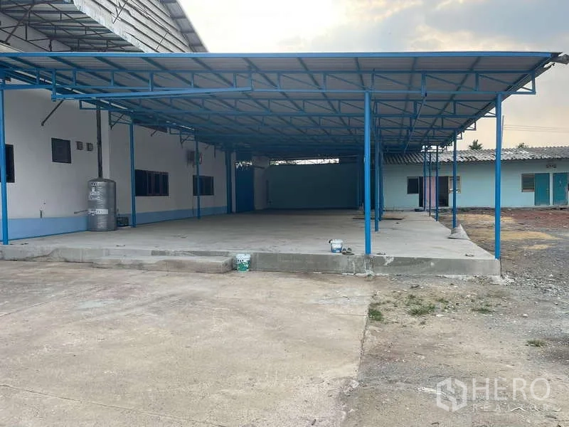Warehouse for rent in Nong Khaem, Bangkok - Covered loading platform with a steel canopy beside the main warehouse.