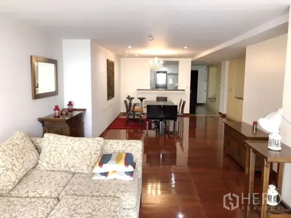 คอนโด ให้เช่าในWatthana, Bangkok - โซนรับแขกและรับประทานอาหารแบบโอเพ่นแปลน พื้นไม้เงางามและโคมระย้า