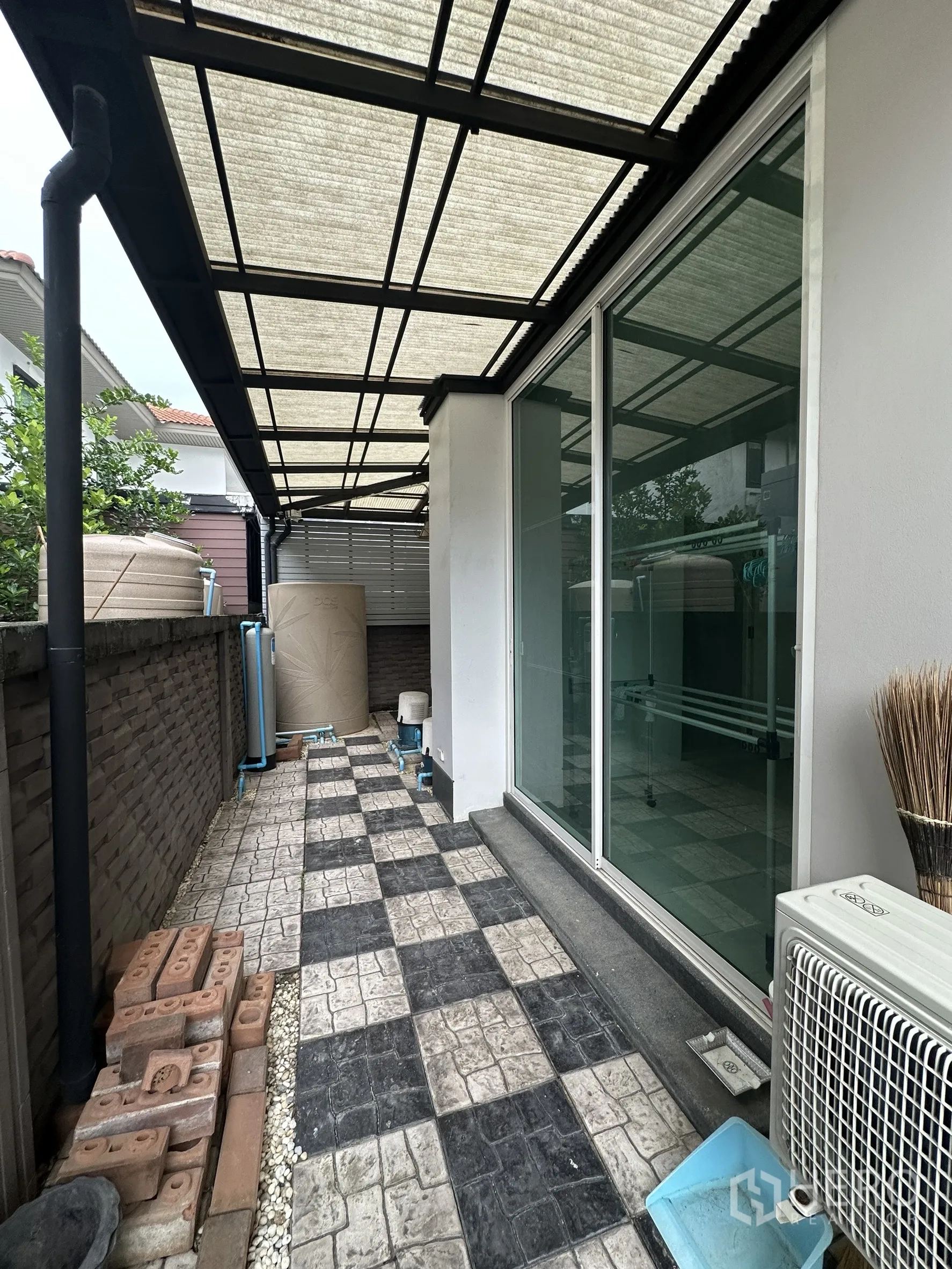 บ้าน ให้เช่าในLam Luk Ka, Pathum Thani - ระเบียงหลังคาใสข้างประตูกระจก พื้นลายตาราง