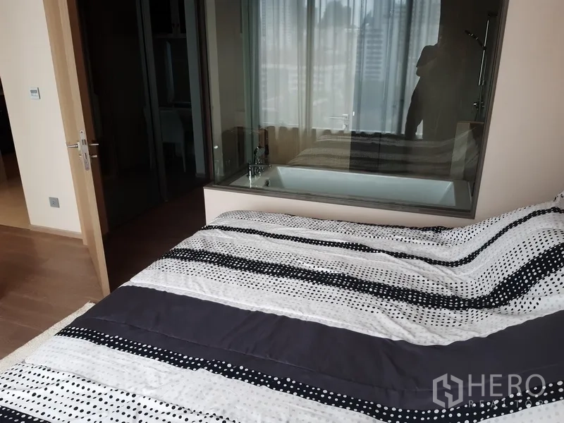 คอนโด ให้เช่าหรือขายในWatthana, Bangkok - ห้องนอนกั้นกระจกเห็นอ่างอาบน้ำและห้องน้ำแบบ ensuite