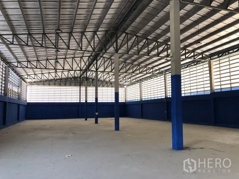 Warehouse for rent in Sai Mai, Bangkok - Open-plan warehouse hall with high truss roof, louvered ventilation and bright lighting.