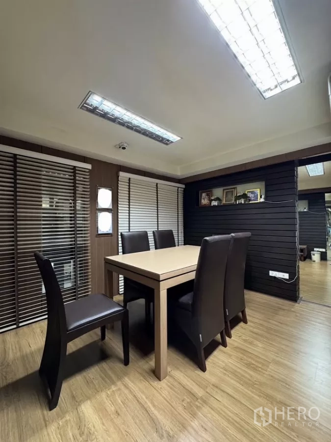 店屋 出租在Bang Rak, Bangkok - 会议或餐厅，木地板，桌椅与百叶窗。