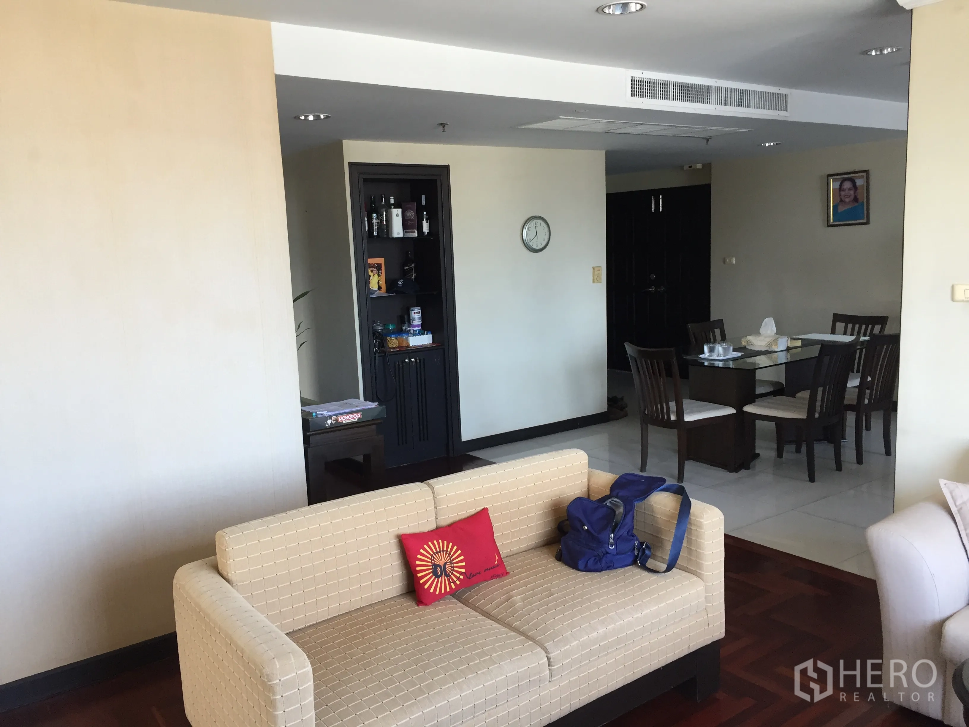 Condominium for rent or sale in Khlong Toei, Bangkok - Lounge area facing dining space with built-in cabinet and neutral decor.